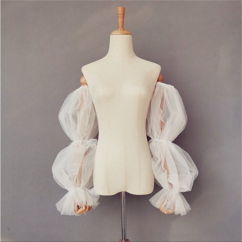 Off the shoulder puffer sleeves